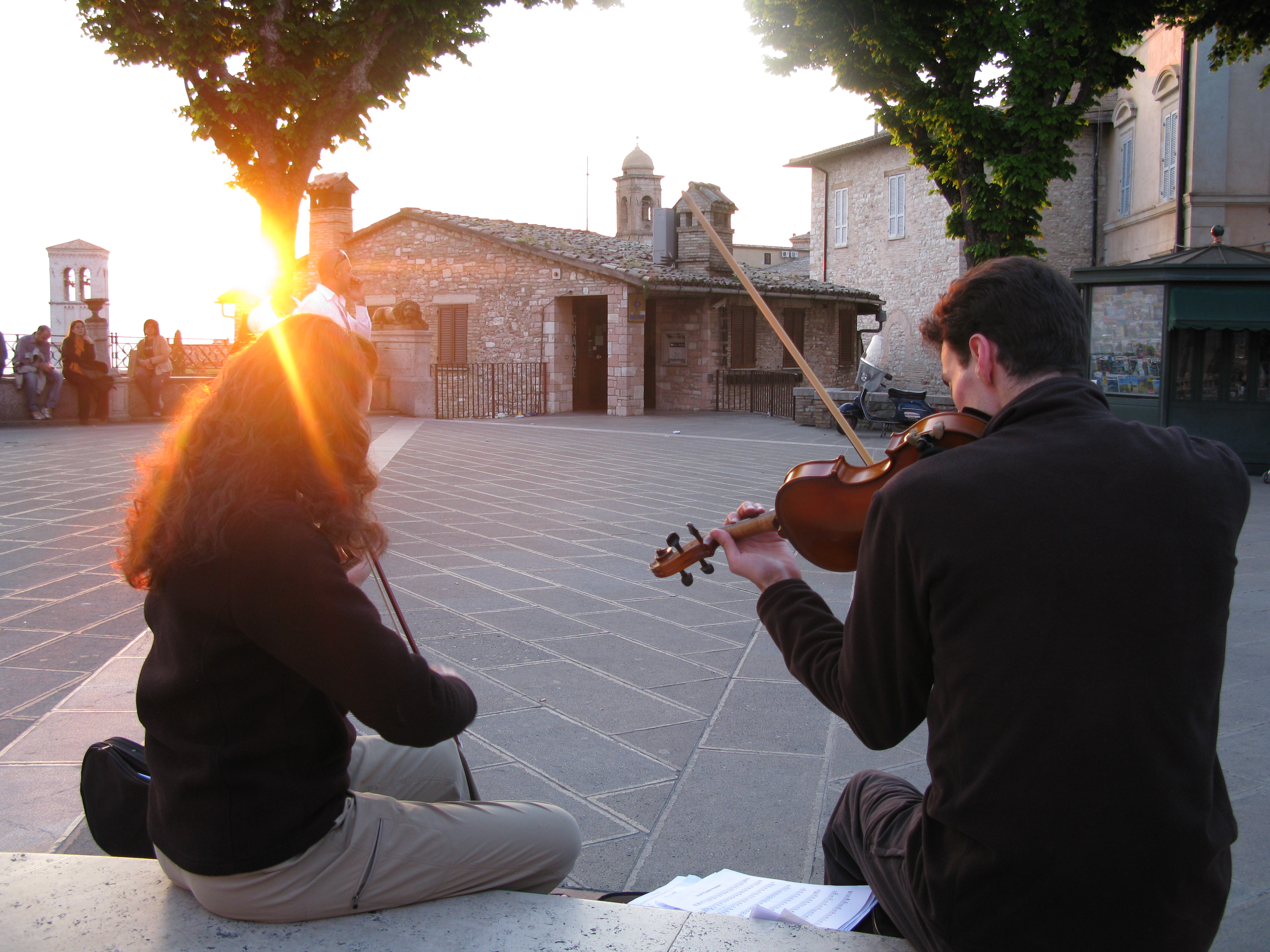 Assisi - Violini in piazza Santa Chiara